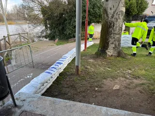 Sacos y protecciones en la ribera del Tormes en Santa Marta durante las crecidas del río