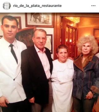 Rafael Andrés junto a la Duquesa de Alba y parte de la plantilla del restaurante Río de la Plata