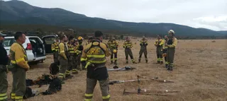 Bomberos forestales trabajando en el incendio de Peñalba de la Sierra | @AT_Brif