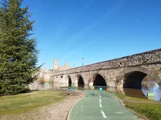 Imagen de archivo del Puente Romano en una época de crecida del río Tormes