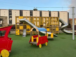 Nuevo juego vertical de habilidades en la zona infantil de la plaza de la Concordia