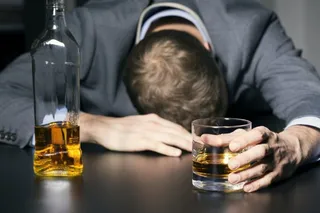 Bebiendo alcohol en una mesa