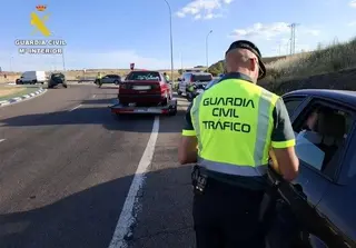 ¿Se puede conducir con chanclas? La Guardia Civil aclara el gran dilema de cada verano