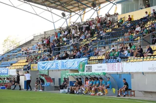Ponz da instrucciones con la afición de Unionistas en las gradas de Palamós | FOTO UNIONISTAS CF