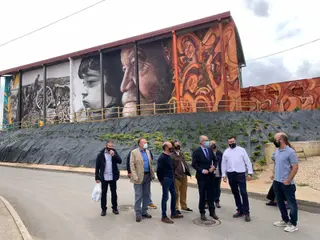 Iglesias y la Corporación de Castellanos, junto a la obra 'Recuerdo'