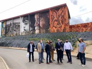 Iglesias y la Corporación de Castellanos, junto a la obra 'Recuerdo'