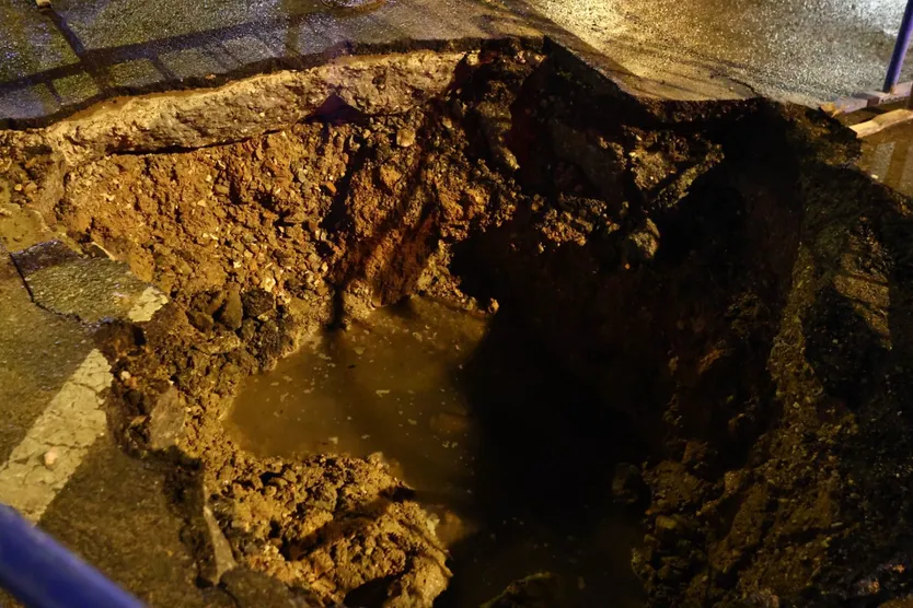 Un reventón llena de agua el Paseo de la Estación a la altura de un conocido hotel ubicado en dicha calle