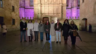 Lectura de manifiesto e iluminación de fachada del patio de escuelas mayores por el 25N