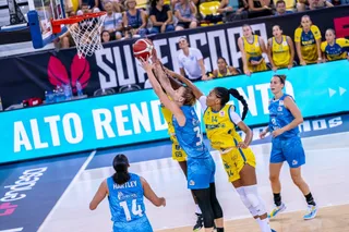 Gil lucha por un rebote | FOTO BALONCESTO ESP
