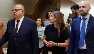 Fermina Martín, tras el consejero vestida de azul claro, en un acto en la Junta 
