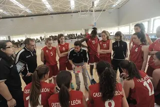Ana Martín anota cinco puntos en la victoria del combinado regional cadete