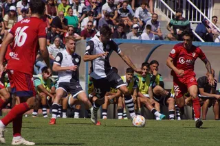 De Miguel, en una acción ante el Linares | FOTO SALAMANCA24HORAS.COM