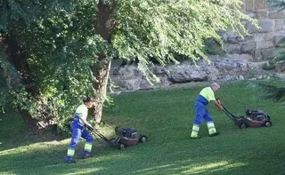 El Ayuntamiento contrata a dos personas con discapacidad como peones jardineros
