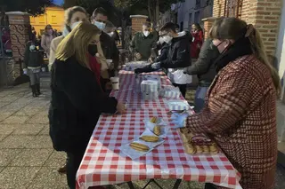 El chocolate y los bizcochos se repartieron en el atrio de la ermita del Cristo del Humilladero