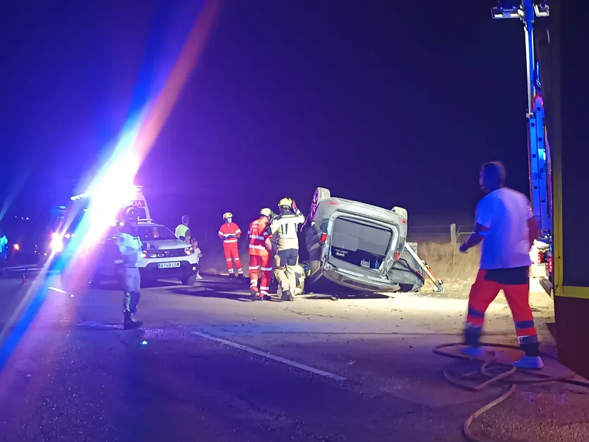 Vehículo volcado con cinco personas heridas en Villar de Peralonso