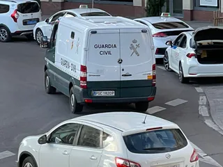 Furgón de la Guardía Civil con el acusado en su interior camino a la prisión de Topas
