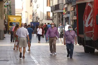 Gente paseando por el centro de salamanca