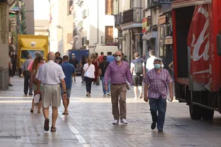 Gente paseando por el centro de salamanca