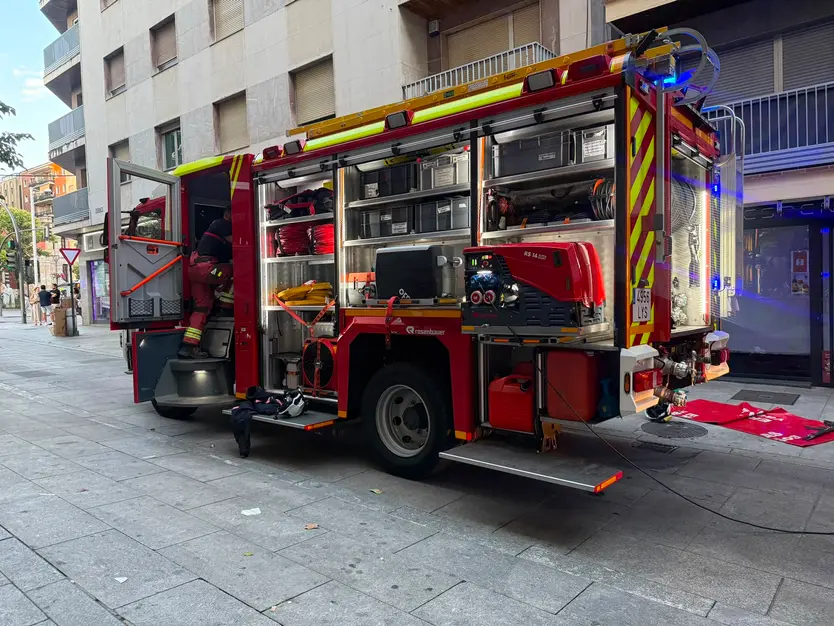 Bomberos De Salamanca En La Calle José Jauregui Para Comprobar El Humo Procedente De Una Vivienda
