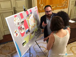 Daniel Llanos explicando el proyecto a dos de las representantes de las asociaciones de vecinos