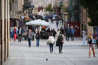 Gente paseando por la calle de la Rua
