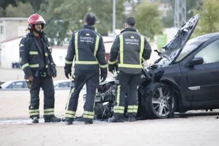 Coche incendiado en el parking de Las Bernardas. Fotos Andrea M.