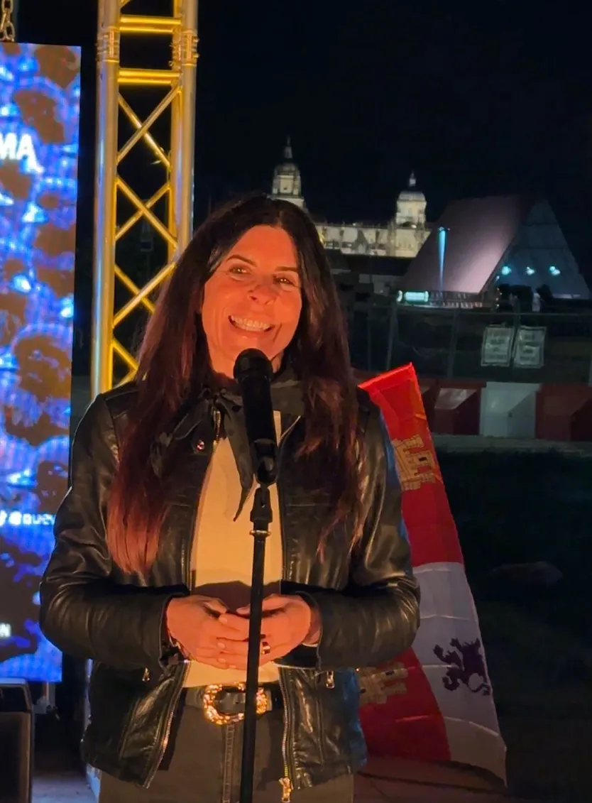 Chabela de la Torre durante la primera pegada de carteles de Nueve Castilla y León en Salamanca