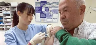 Sanidad recomienda ya la vacunación frente a la gripe a mayores de 65 años. Foto de archivo