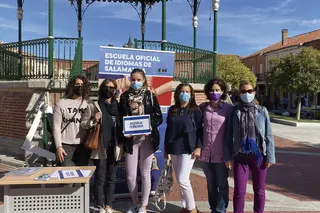 La Escuela oficial de idiomas en Salamanca instala una mesa informativa junto al templete de Peñaranda