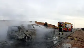 Vehículo calcinado en la A 66 en Zamora