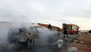 Vehículo calcinado en la A 66 en Zamora