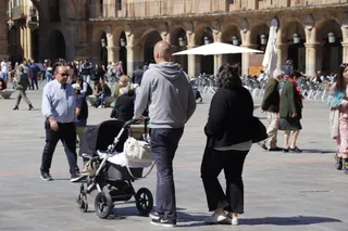 Gente por las calles de Salamanca con carrito de bebé