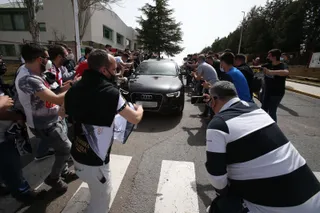 VÍDEO Y GALERÍA | Alrededor de 250 aficionados de Unionistas celebran el ascenso en la avenida Juan de Austria sin respetar la distancia de seguridad
