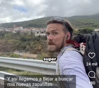 Tom Hopcroft llega a Béjar en su patinete
