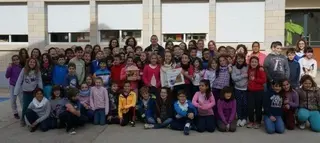 El colegio exhibe orgulloso su premio en el concurso de belenes