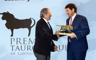 Mañueco entrega el Premio Tauromaquia 2021 de Castilla y León al Bolsín Taurino Mirobrigense