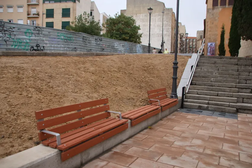  El concejal de Fomento, Fernando Carabias, visita la conclusión de las obras de renovación de la plaza de San Román