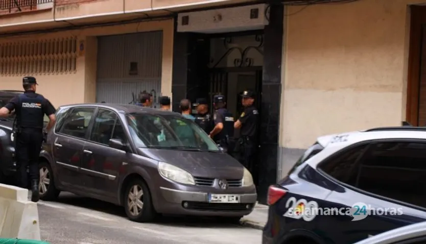 Policia Nacional inspeccionando una vivienda en la calle Perú (2)