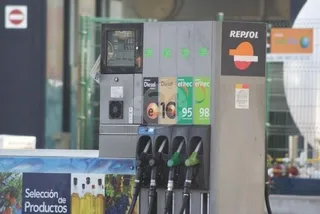 El precio del litro de gasóleo suma cinco semanas al alza; la gasolina vuelve a bajar