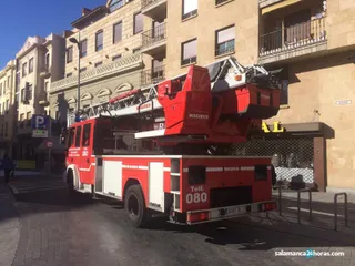 Bomberos en calle azafranal