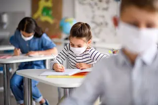 Niños con mascarilla. Foto Infosalus