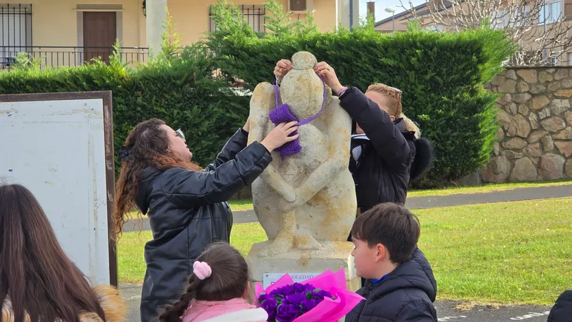 Ofrenda floral y lectura del manifiesto institucional por el Día Contra la Violencia de Género en Villamayor