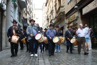 El pasacalles de la peña 'El Tamboril' inaugura la última jornada de las Fiestas de San Juan de Sahagún - Mateo G.