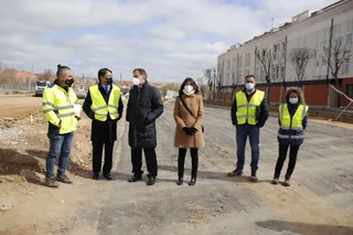 Carlos García Carbayo, visita las obras de desdoblamiento de la Avenida del Padre Ignacio Ellacuría y las obras de construcción de la Lonja de los Huertos Urbanos.