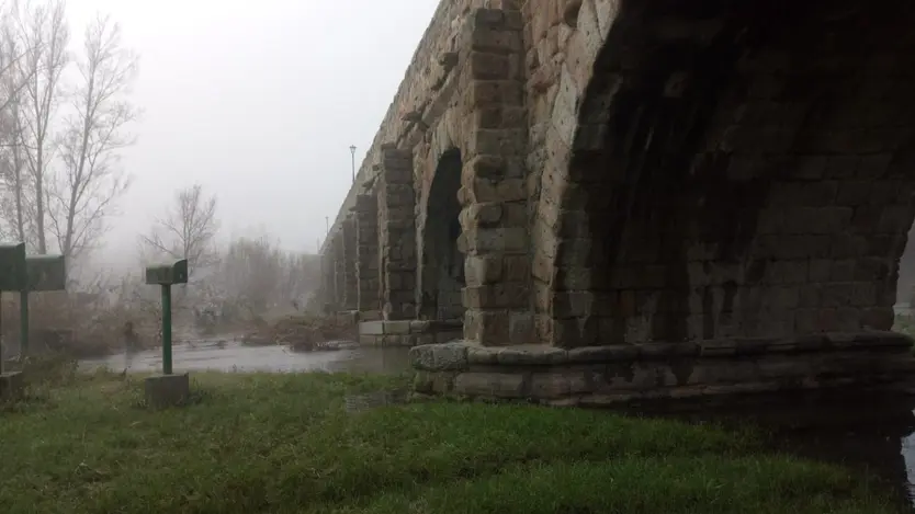 Crecida del río Tormes a su paso por el Puente Romano 