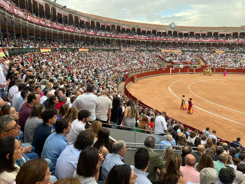 Imagen de los tendidos con gente entrando en el 7 durante el primer toro