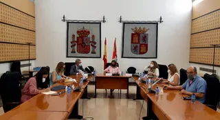 Foto de la firma de la prórroga de las medidas COVID en Educacion