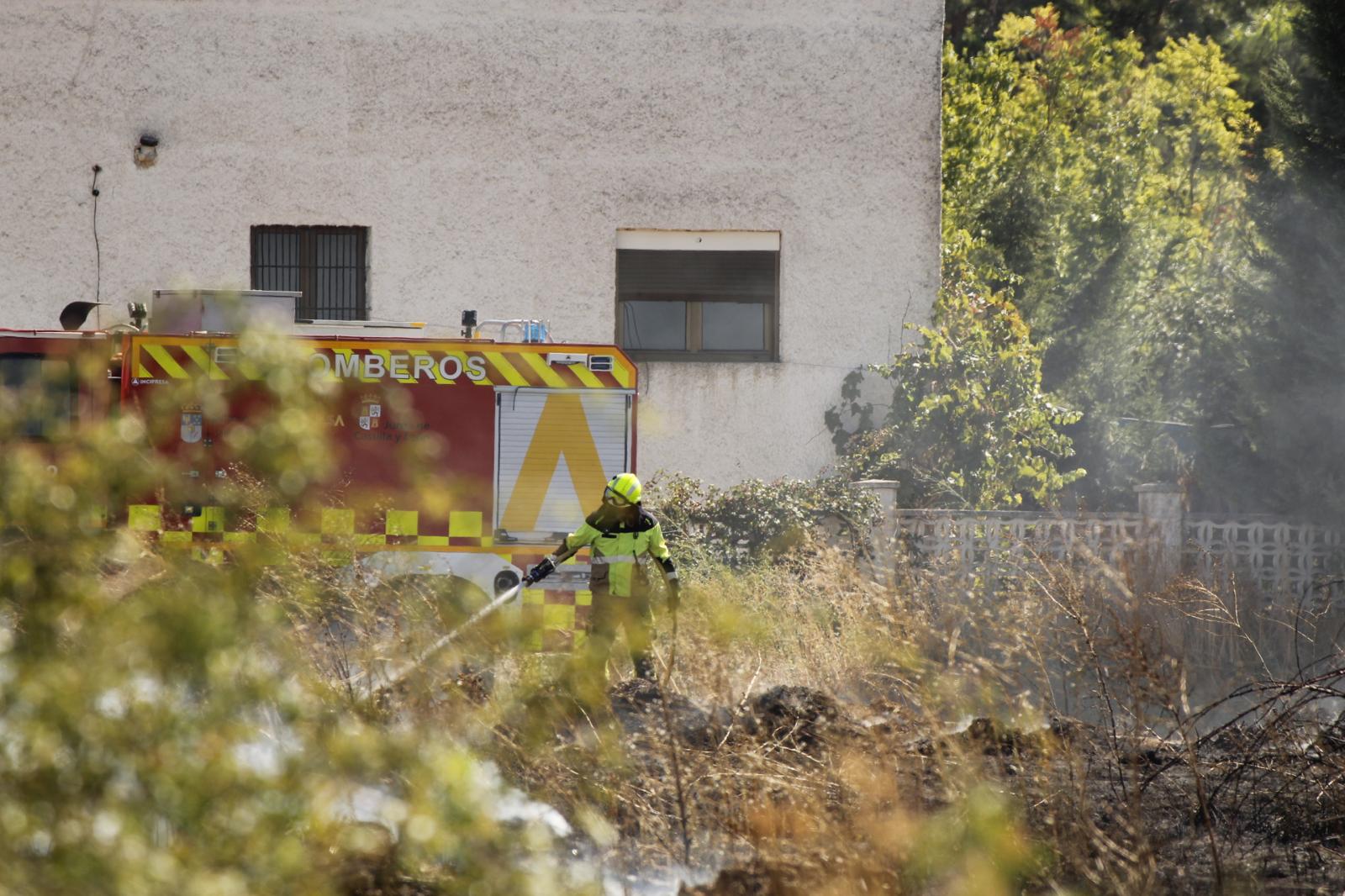 Se reactiva el incendio originado en un solar abandonado en Santa Marta