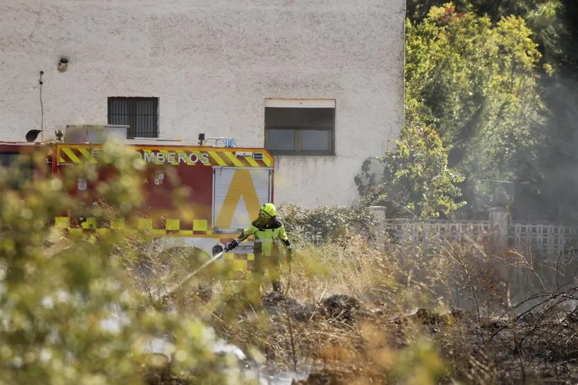Se reactiva el incendio originado en un solar abandonado en Santa Marta