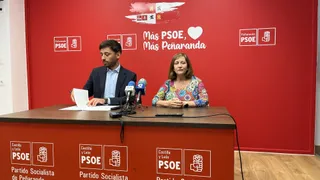 Francisco Díaz y Carmen Ávila en la rueda de prensa tras la moción aprobada en el Senado